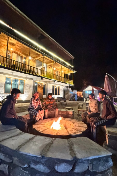 enjoy bonfire in hostay tirthan valley